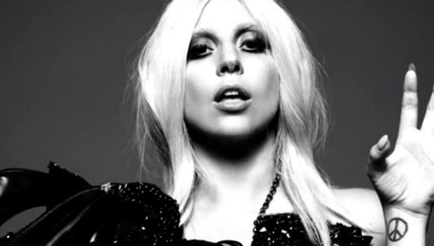 Gaga  a protagonista da srie, que precisa beber sangue humano para sobreviver. Foto: Reproduo