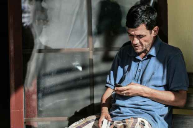 Abdullah Kurdi, pai da famlia atingida pela tragdia, aguarda em necrotrio. Foto: Ozan Kose/ AFP 