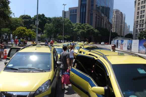 Aplicativo pode ser uma oportunidade para taxista que no  dono da licena do veculo. Foto: Tnia Rgo/Agncia Brasil