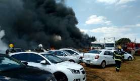 O fogo comeou em um carro da Polcia Rodoviria Federal estacionado no local, informou o Corpo de Bombeiros. Foto: Corpo de Bombeiros de Gois/Divulgao