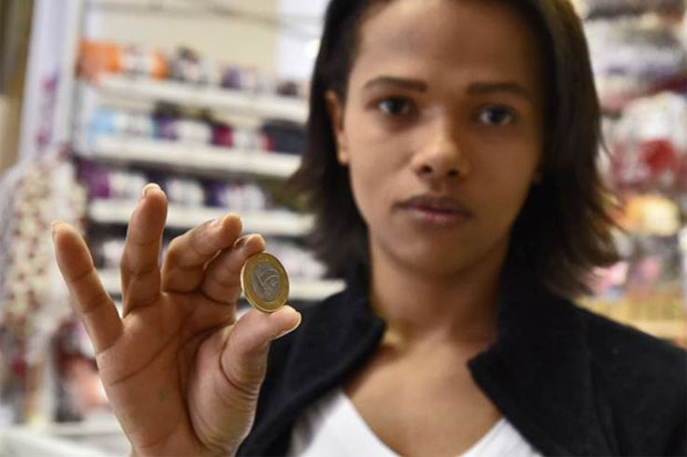 "Quando chegam aqui com cdula alta, sempre peo, com jeitinho, para ver se tem moeda na bolsa" - Joseane de Oliveira, auxiliar de um armarinho. Foto: Breno Fortes/CB/D.A Press