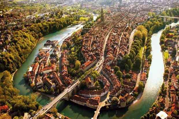 Vista area de Berna: o rio Aare  um dos principais atrativos, onde turistas e moradores se refrescam no vero. Foto: Terence du Fresne/Divulgao