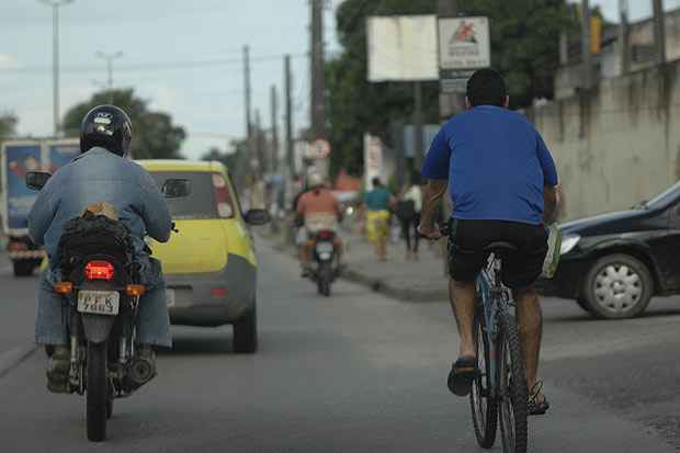 Ciclistas so obrigados a dividir espao com outros veculos. Foto: Ricardo Fernandes/DP/D.A Press