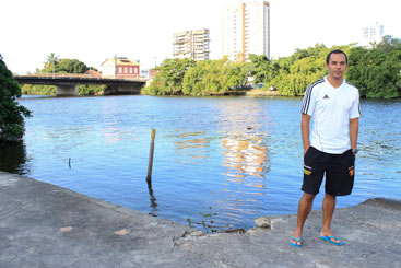 Treinador da equipe de remo do Sport, Bruno Frana v  a degradao diria do rio. Foto: Brenda Alcntara/DP/ D.A.Press