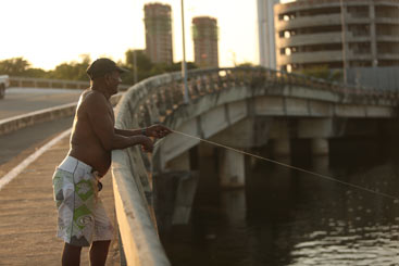 Com 40 anos de pesca, Severino reclama do aterramento e da falta de peixe na rede. Foto: Hesodo Ges/DP/ D.A.Press