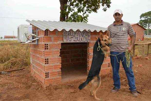 O aparelho foi colocado no canil há três meses por Wiomar, que trabalha com instalação e manutenção de ar-condicionado. Foto: Facebook/Reprodção O aparelho foi colocado no canil há três meses por Wiomar, que trabalha com instalação e manutenção de ar-condicionado. Foto: Facebook/Reprodção