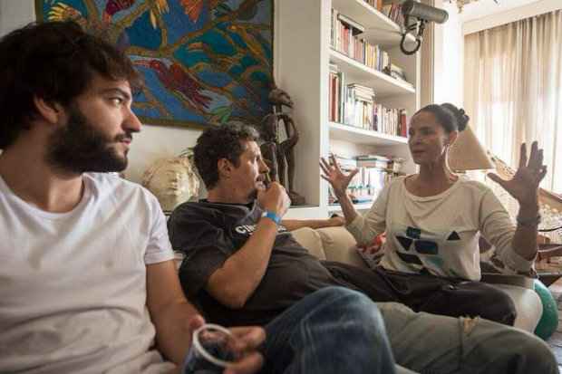 Humberto Carro, Kleber Mendona Filho e Sonia Braga em intervalo das gravaes de Aquarius. Foto: Victor Juc/Divulgao