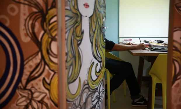 No atelier, Melk produz croquis dos figurinos que vão às passarelas. Em casa, à noite, se dedica às telas da série Ruivas. Foto: Bernardo Dantas/DP/DA Press No atelier, Melk produz croquis dos figurinos que vão às passarelas. Em casa, à noite, se dedica às telas da série Ruivas. Foto: Bernardo Dantas/DP/DA Press
