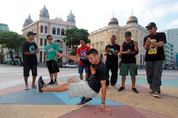 Step Crew Evolution e Blackart Crew se unem para coreografia no Marco Zero. Foto: Ricardo Fernandes/DP/DA Press