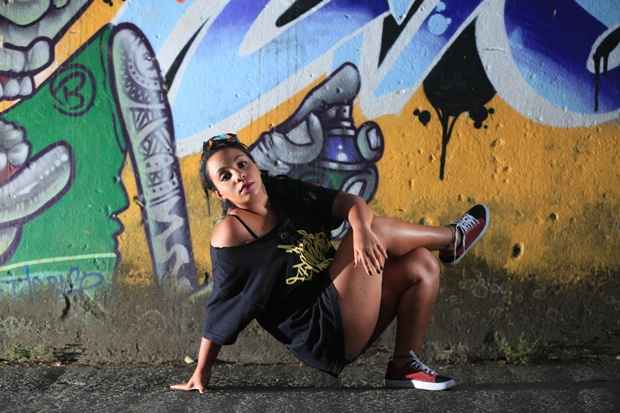 Bel, do grupo Poder Feminino, representa as companheiras bgirls, MCs e grafiteiras. Foto: Rafael Martins/DP/DA Press