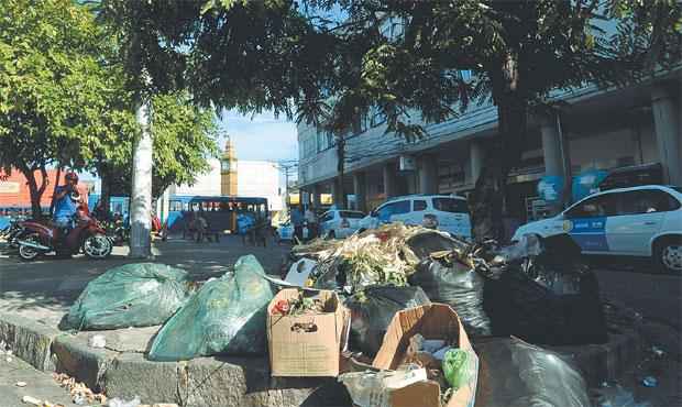 Apesar da coleta diria, o lixo no local  uma constante. O material fica depositado nas caladas durante o dia. Foto: Joo Velozo/ DP/ DA Press