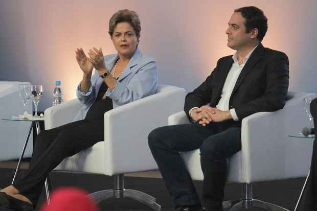 Dilma Rousseff e Paulo Cmara no so aliados, mas conversas e promessas do governo federal sempre esto na pauta. Foto: Roberto Ramos/DP/D.A. Press