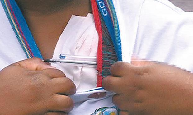 As canetas impediram a bala de perfurar corpo. Foto: Reproduo/ TV Clube