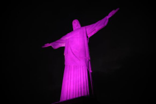O Monumento do Cristo Redentor ganhou iluminao especial como forma de conscientizao para o combate ao cncer de mama dentro das aes do Outubro Rosa. (Foto: Tomaz Silva/Agncia Brasil)