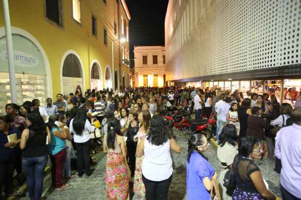A fila chegava at a Rua Madre de Deus, ao lado do Pao Alfndega, no Bairro do Recife. Foto: Hesiodo Goes/Esp. DP/D.A Press