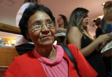 A cabelereira Ezilva Marinho, 60 anos, quis ver de perto a transformao de Urach. Foto: Hesiodo Goes/Esp. DP/D.A Press