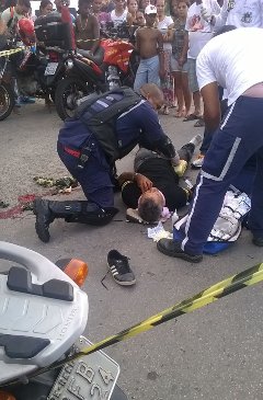 Motoqueiro recebeu primeiros socorros no local e foi hospitalizado. Foto: Esdras Moto Txi/WhatsApp