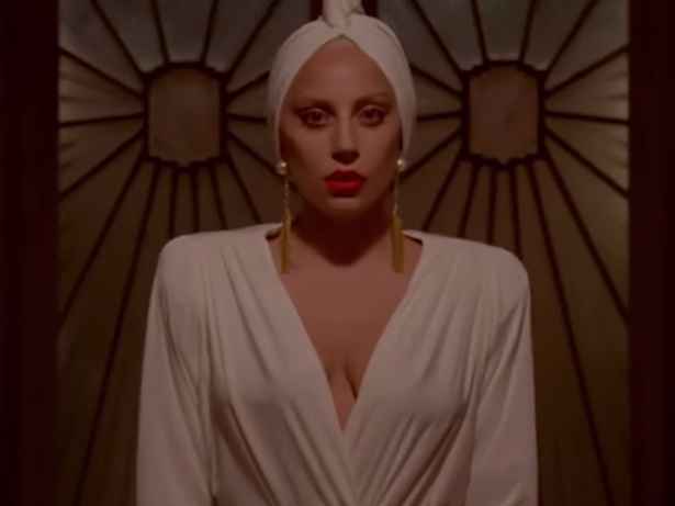Na quinta temporada, Gaga interpreta a dona do hotel onde a histria se passa. Foto: YouTube/Reproduo