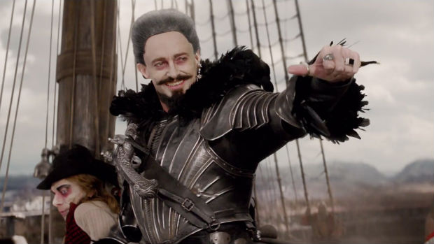 Hugh Jackman como o pirata Barba Negra em cena de Peter Pan. Foto: Warner Bros./Divulgao