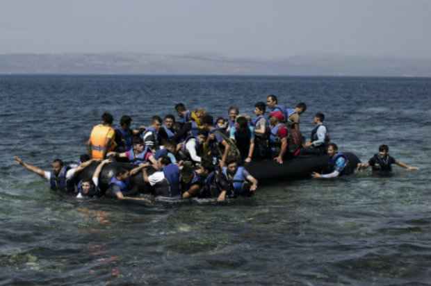 Refugiados srios chegam  ilha grega de Lesbos em um bote inflvel. Foto: AFP/Angelos Tzortzinis.