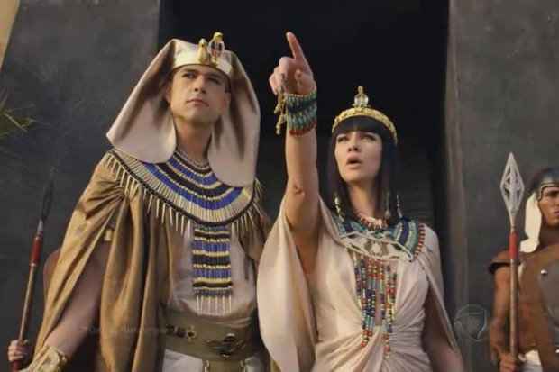 Ramss e Nefertari questionam as pragas que acometem o reino. Foto: TV Record/Divulgao