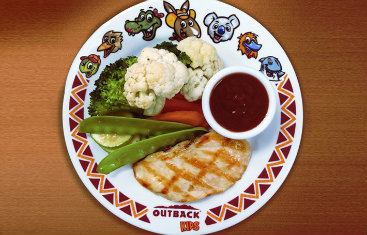 Para crianas que gostam de legumes o Outback Steakhouse aposta em um prato que mescla salada e frango. Foto: outback.com.br/Reproduo Site