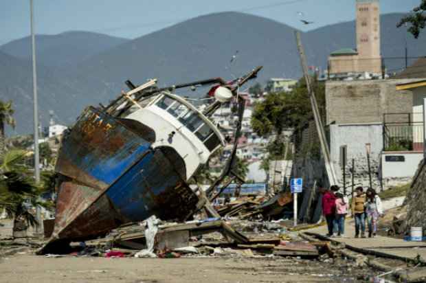 Barco de pesca em meio  destruio na cidade chilena de Coquimbo. Foto: AFP/Martn Bernetti.