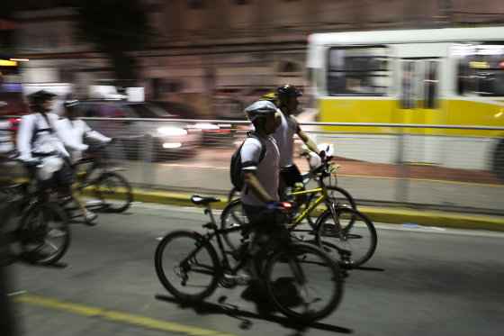 A bicicleta tem presena cada vez mais forte no trnsito do Recife. Foto: Hlder Tavares/DP/D.A Press