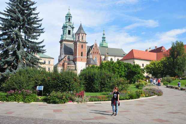 Jardins internos do Castelo Real e da Catedral de Wawel ficam no Centro Histrico (Alexandre Guzanshe/EM)