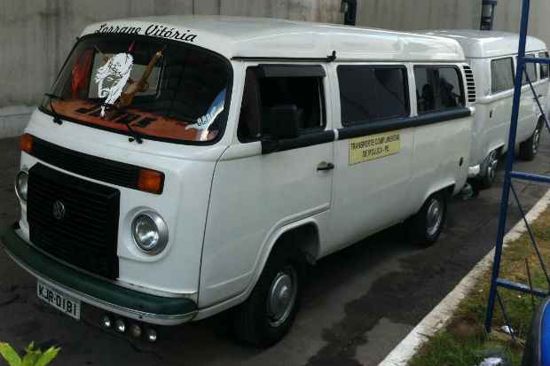 Veculo com queixa de roubo apresentava adulterao no chassi, placas e pintura, mostrando, por baixo da nova tinta, uma faixa amarela indicando que a kombi era utilizada para o transporte escolar. Foto: Thas Arruda/ DP/ DA Press