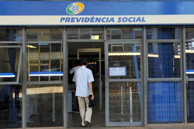 O governo ainda estuda restringir o acesso a benefcios assistenciais, pagos para quem no contribuiu ao INSS, e endurecer regras de concesso de aposentadoria . Foto: Marcelo Ferreira/CB/D.A Press