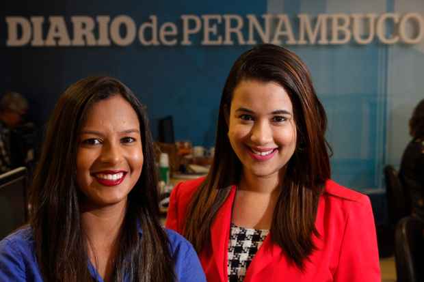 As reprteres Alice Souza (esquerda) e Anamaria Nascimento tiveram matrias reconhecidas pelos prmios Synapsis e Undime, respectivamente. Foto: Ricardo Fernandes/DP/D.A.Press.