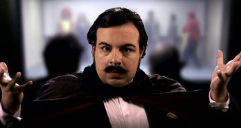 Protagonista da srie, Luis Lobianco interpreta o mgico que  assassinado em plena festa infantil - Foto: Fox/Divulgao (Foto: Fox/Divulgaio)