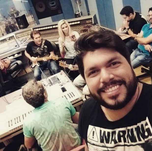 Chimbinha e Thbata Mendes recebem compositores em estdio no Recife. Foto: Reproduo/Instagram