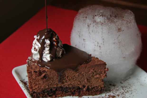 Na parte de doces um dos destaques fica por conta da Torta mousse de chocolate, que acompanha algodo doce. Fotos: Roberto Ramos/DP/D.A Press