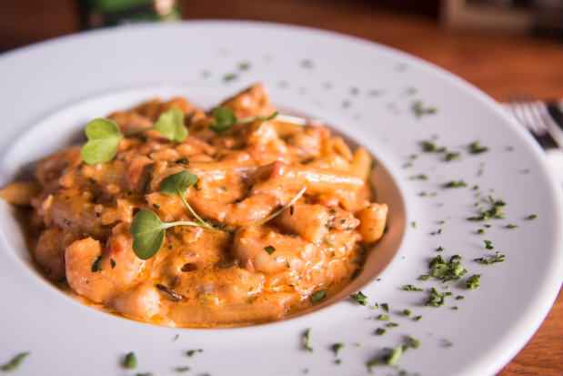 O Penne al mari e monti (Penne com champignon pomodoro e camares)  um dos pratos principais da casa