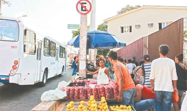 Calada que d acesso  Estao Central do Metr Recife  tomada por ambulantes, dificultando a circulao. Foto: Brenda Alcntara/ Esp. DP/ DA Press