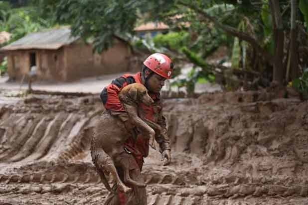 Equipes de resgate continuam no local em busca de sobreviventes do rompimento da barragem. Foto: Douglas Magno/AFP Photo