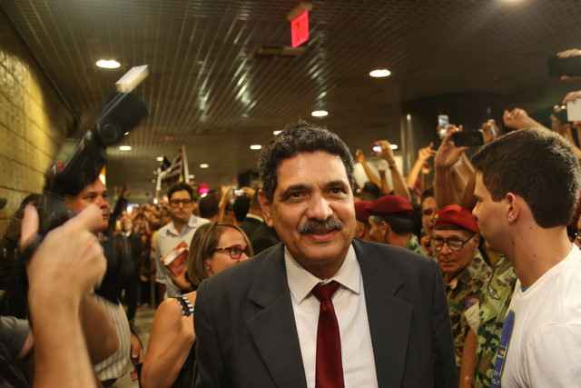 Ex-prefeito foi hostilizado ao chegar no mesmo voo que Bolsonaro Foto: Hesiodo Goes/Esp. DP/D.A Pres (Hesiodo Goes/Esp. DP/D.A Pres)