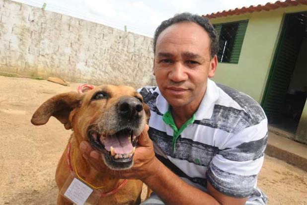 Aguinaldo Pereira reconheceu a cachorra, resgatada por bombeiro, em fotografia nos jornais: "Quando soube que estava viva, vim correndo". Foto: Euler Junior/EM/D.A Press