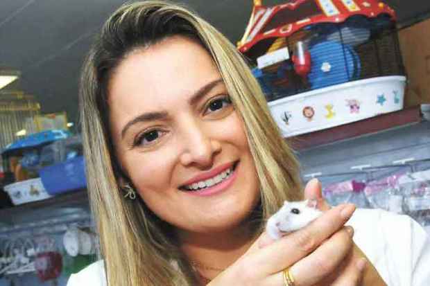 A veterinria Marcela Ortiz apresenta um hamster ano russo (foto: Euler Jnior/EM/D.A Press)