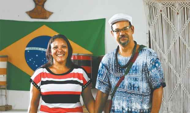 Ela recebe os adeptos da religio do marido em casa e ele a leva para cultos. Juntos h 20 anos, condenam qualquer forma de violncia. Foto: Paulo Paiva/ DP/ DA Press