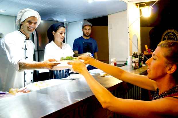 Hasta La Pizza  uma das novidades do espao. Discos com massas bem fininhas