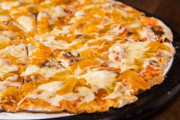 Pizza de damasco com queijo brie  uma das pedidas certas. Fotos: Paulo Romo/divulgao