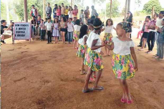 Escolas locais trabalham danas e cantigas com as crianas para manter vivas as tradies culturais (foto: Fotos: Elizabeth Colares/EM/D.A Press)