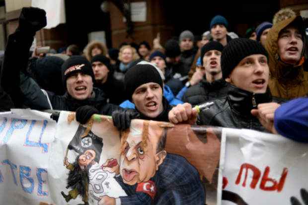 Russos protestam em frente  embaixada da Turquia em Moscou, aps a queda de um caa. Foto: AFP Kirill Kudryavtsev