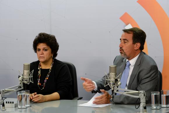 Ao lado da ministra do Meio Ambiente, Izabella Teixeira, o ministro da Integrao, Gilberto Occhi, fala sobre as aes para enfrentar impactos do rompimento da barragem de rejeitos da Samarco. Foto: Elza Fiza/Agncia Brasil
