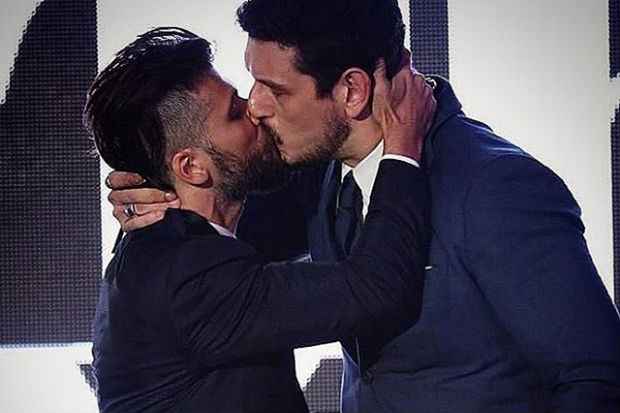 Beijo ocorreu durante premiao da revista GQ nesta quinta-feira, no Rio de Janeiro. Fotro: Instagram/Reproduo