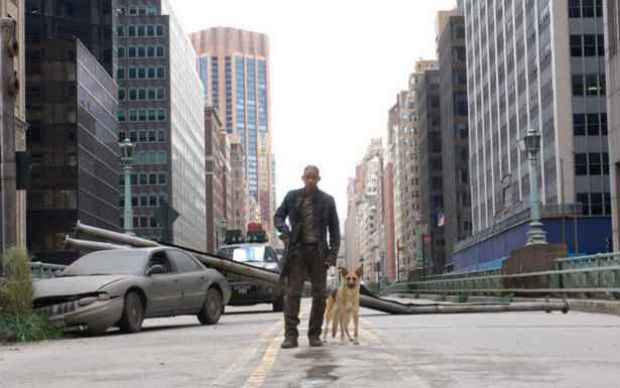 O cientista Robert Neville (Will Smith) e sua companheira Sam em "Eu sou a lenda". Foto: Warner Bros. Pictures/Divulgao