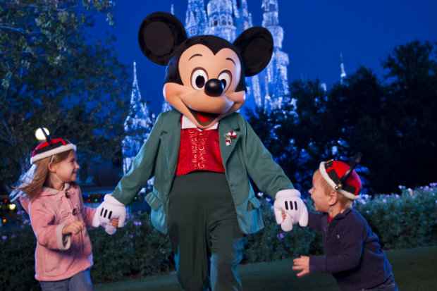 Mickey recepciona visitantes de todas as idades nos parques do complexo da Flórida. Fotos: Walt Disney Company/Divulgação